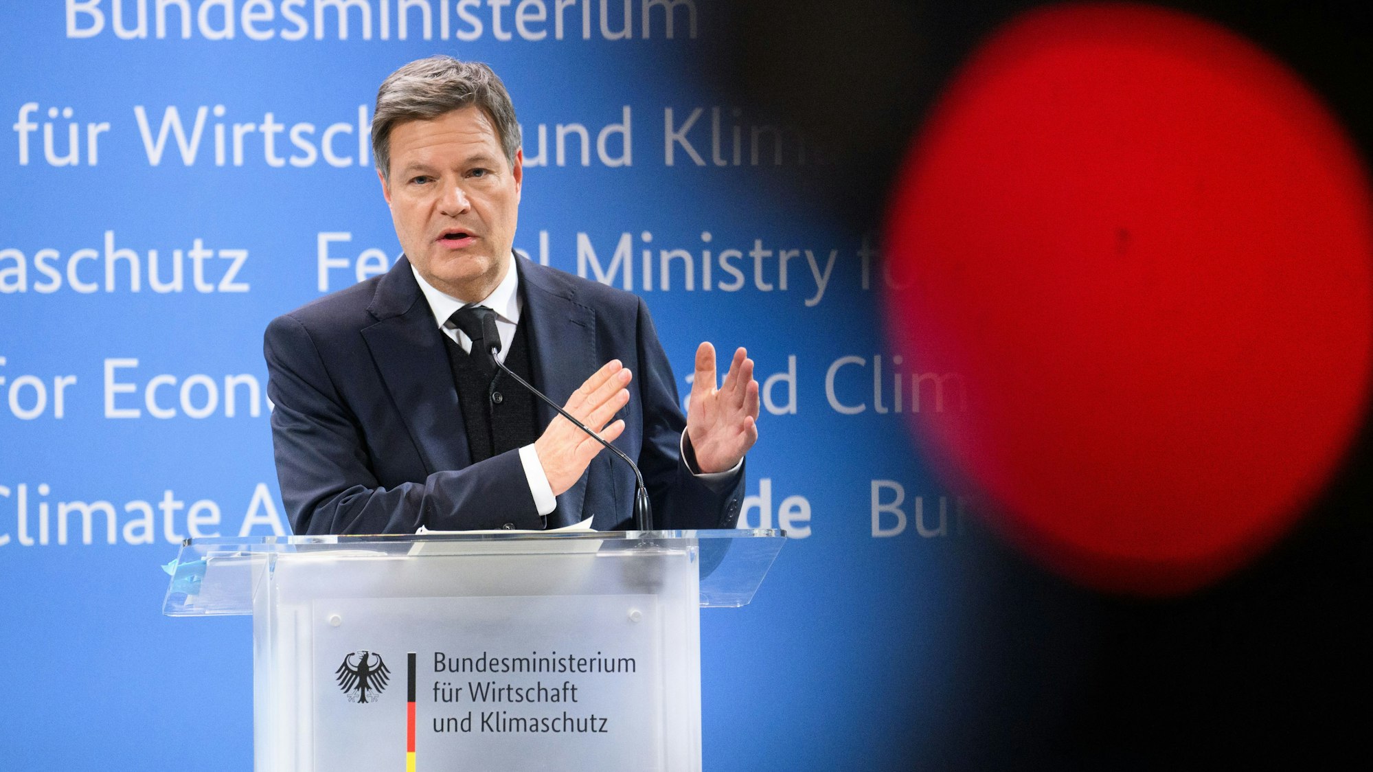 Robert Habeck (Bündnis 90/Die Grünen), Bundesminister für Wirtschaft und Klimaschutz, stellt bei einer Pressekonferenz im Bundesministerium für Wirtschaft und Klimaschutz den Jahreswirtschaftsbericht 2025 vor.