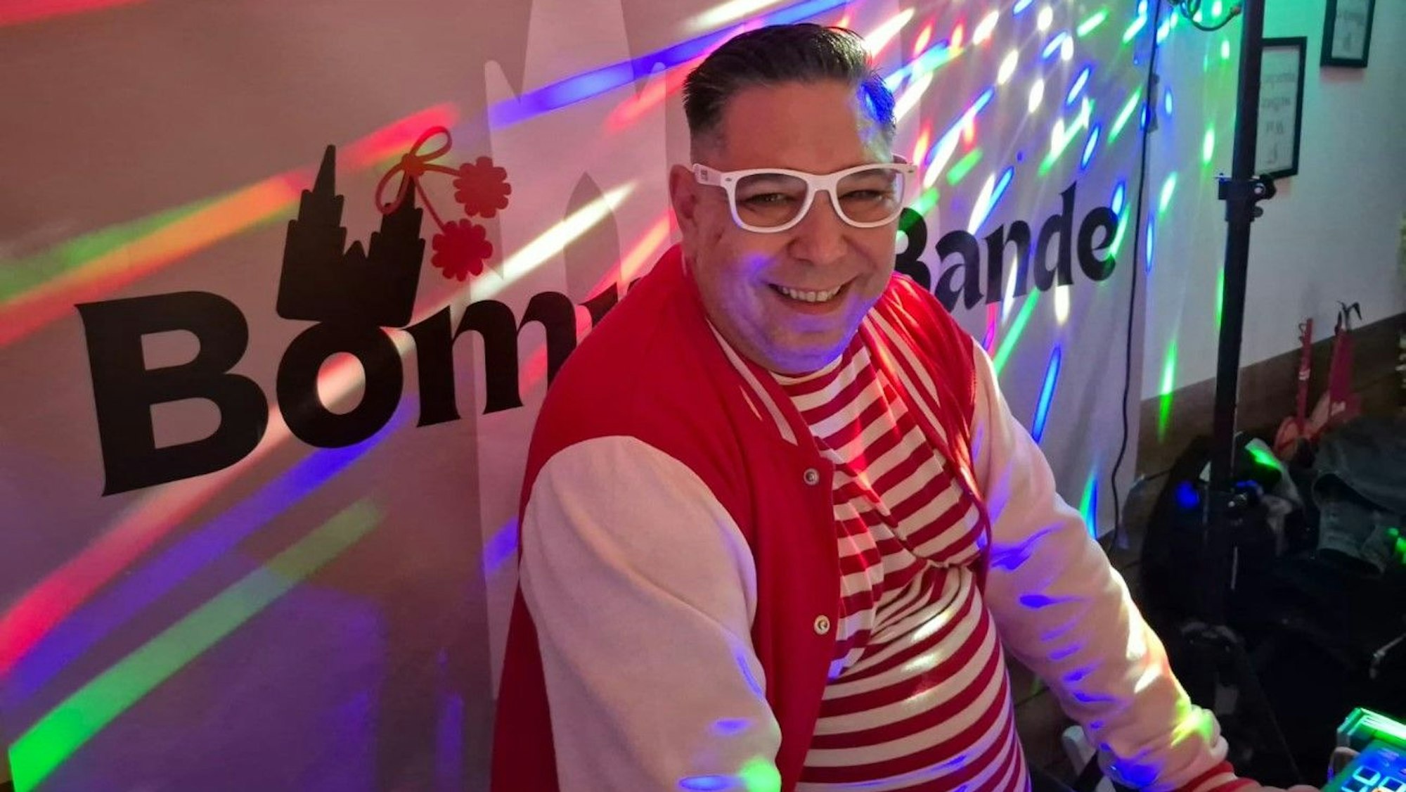 Ingo Vollhaber, einer der Gründer der Bömmelbande, sorgt als „DJ Bingo“ für die Musik.