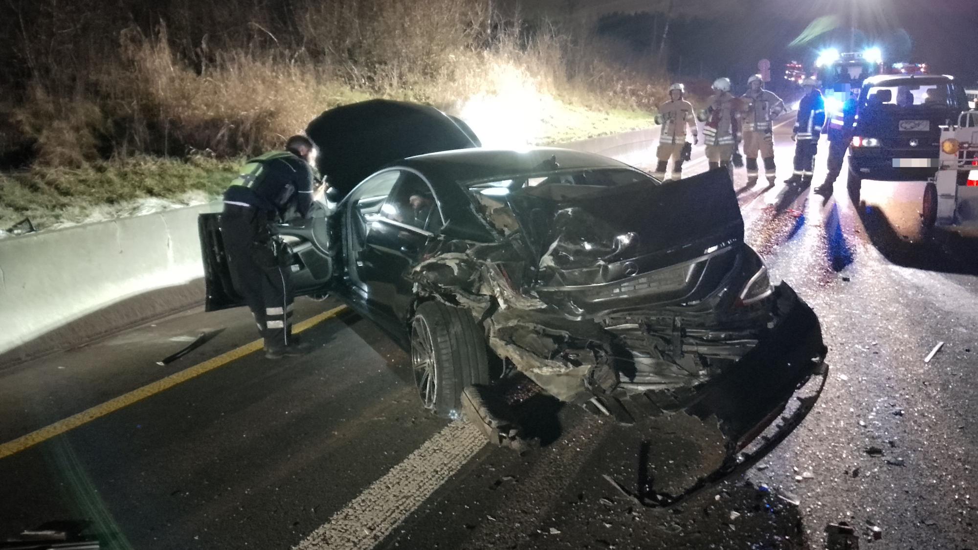 Bei einem Verkehrsunfall wurden zwei Personen verletzt, eine schwer. Stau und eine nicht gebildete Rettungsgasse behinderten die Einsatzkräfte. Unfall auf A1 bei Burscheid