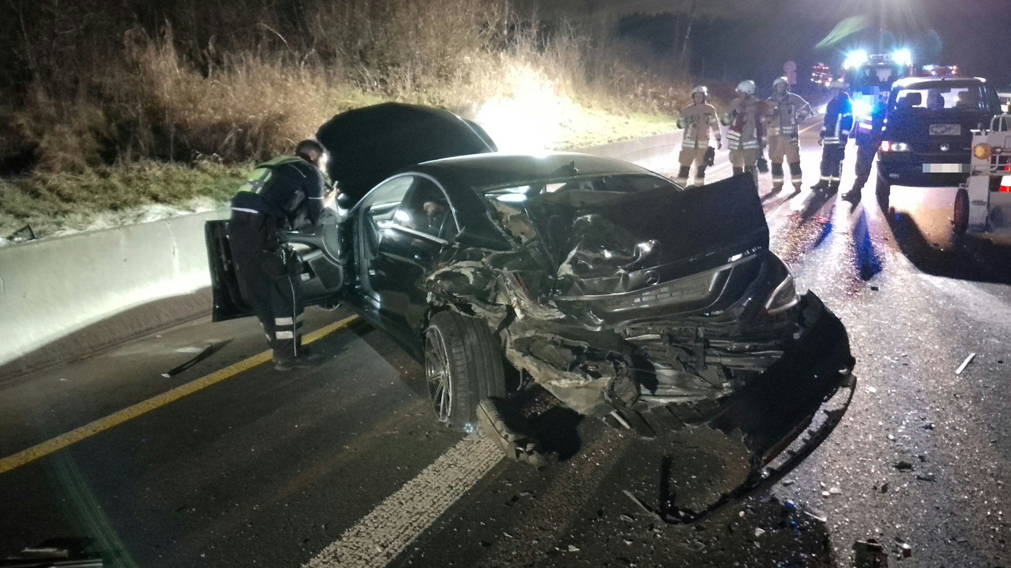 Bei einem Verkehrsunfall wurden zwei Personen verletzt, eine schwer. Stau und eine nicht gebildete Rettungsgasse behinderten die Einsatzkräfte. Unfall auf A1 bei Burscheid