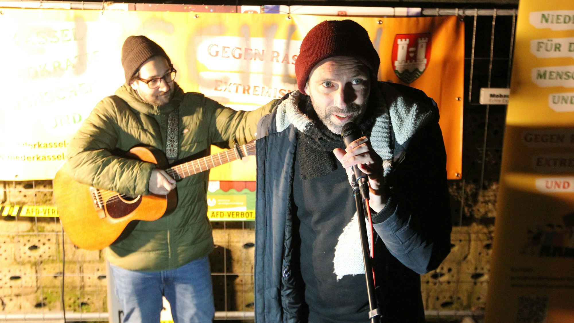 In Niederkassel hat am Mittwoch das Netzwerk "Niederkassel für Demokratie" zu einem Mahnwache aufgerufen.
Mitorganisator Sascha Gremler und der Musiker Ijaz Ali aus Bonn.