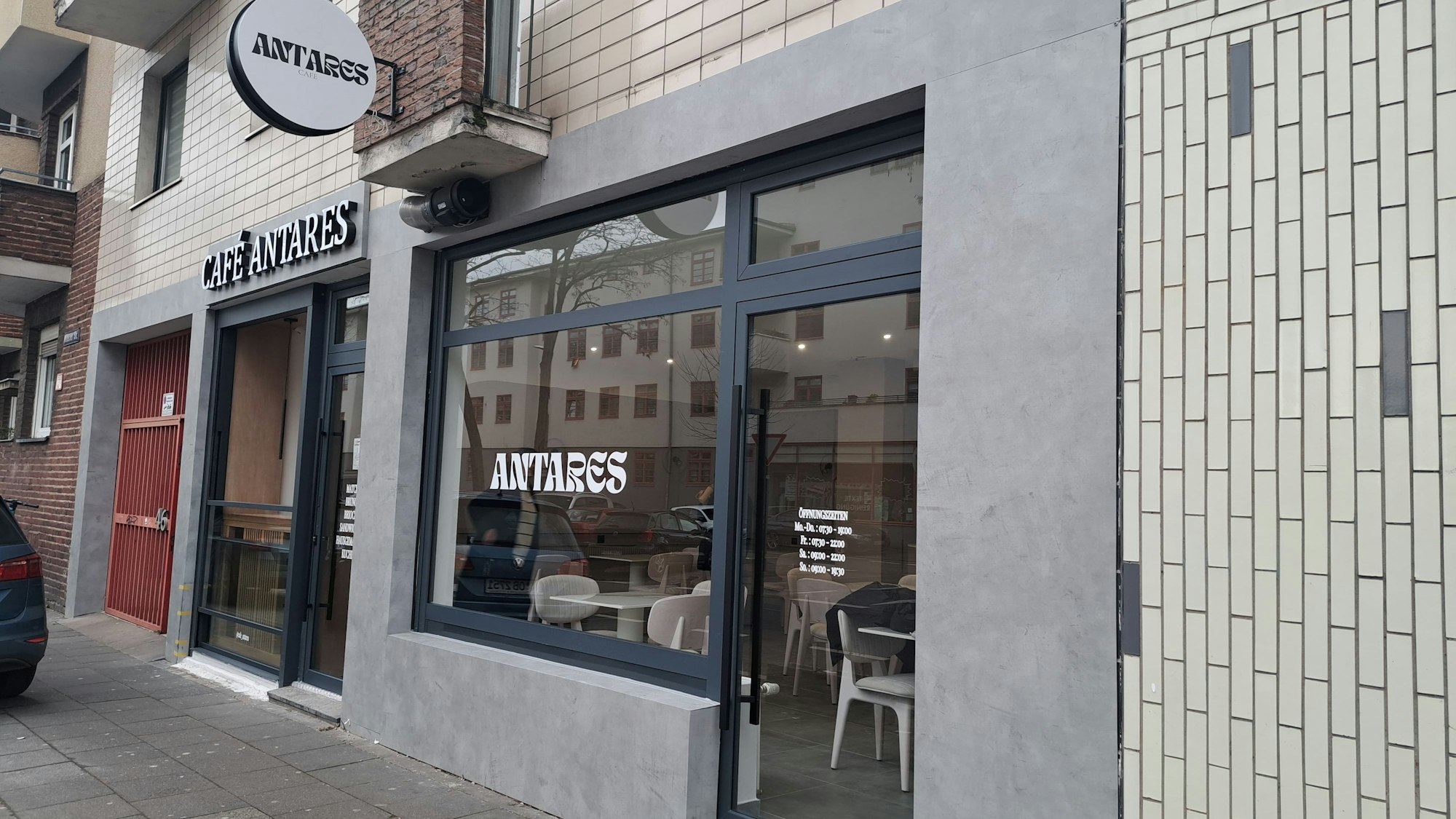 Außenansicht des Café Antares an der Waldecker Straße in Köln-Buchforst.
