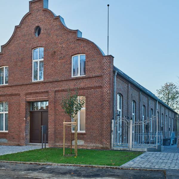 Der historische Drei-Kaiser-Saal in Köln-Holweide ist nun in fünf loftartige Reihenhäuser umgestaltet worden.