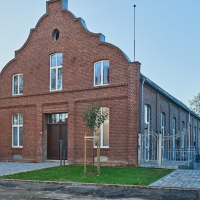 Der historische Drei-Kaiser-Saal in Köln-Holweide ist nun in fünf loftartige Reihenhäuser umgestaltet worden.