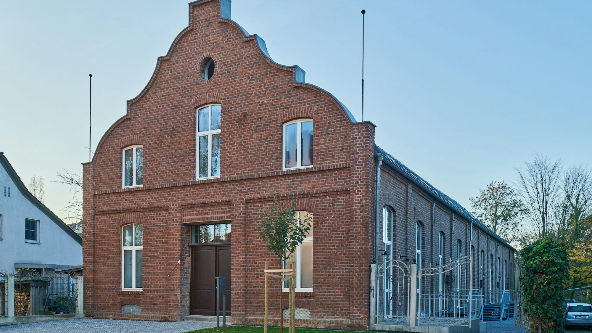 Der historische Drei-Kaiser-Saal in Köln-Holweide ist nun in fünf loftartige Reihenhäuser umgestaltet worden.