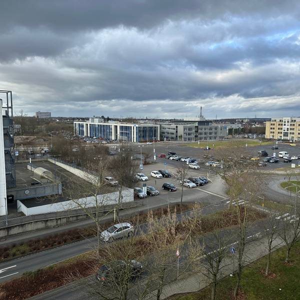 Links das Technische Rathaus der Stadt, in der Bildmitte die freie Fläche mit Parkplatz, die nun erst einmal nicht bebaut wird.
