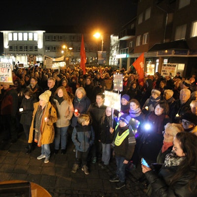 In Niederkassel hat am Mittwoch das Netzwerk "Niederkassel für Demokratie" zu einem Mahnwache aufgerufen.
Rund 300 Menschen versammelten sich auf dem Rathausplatz.