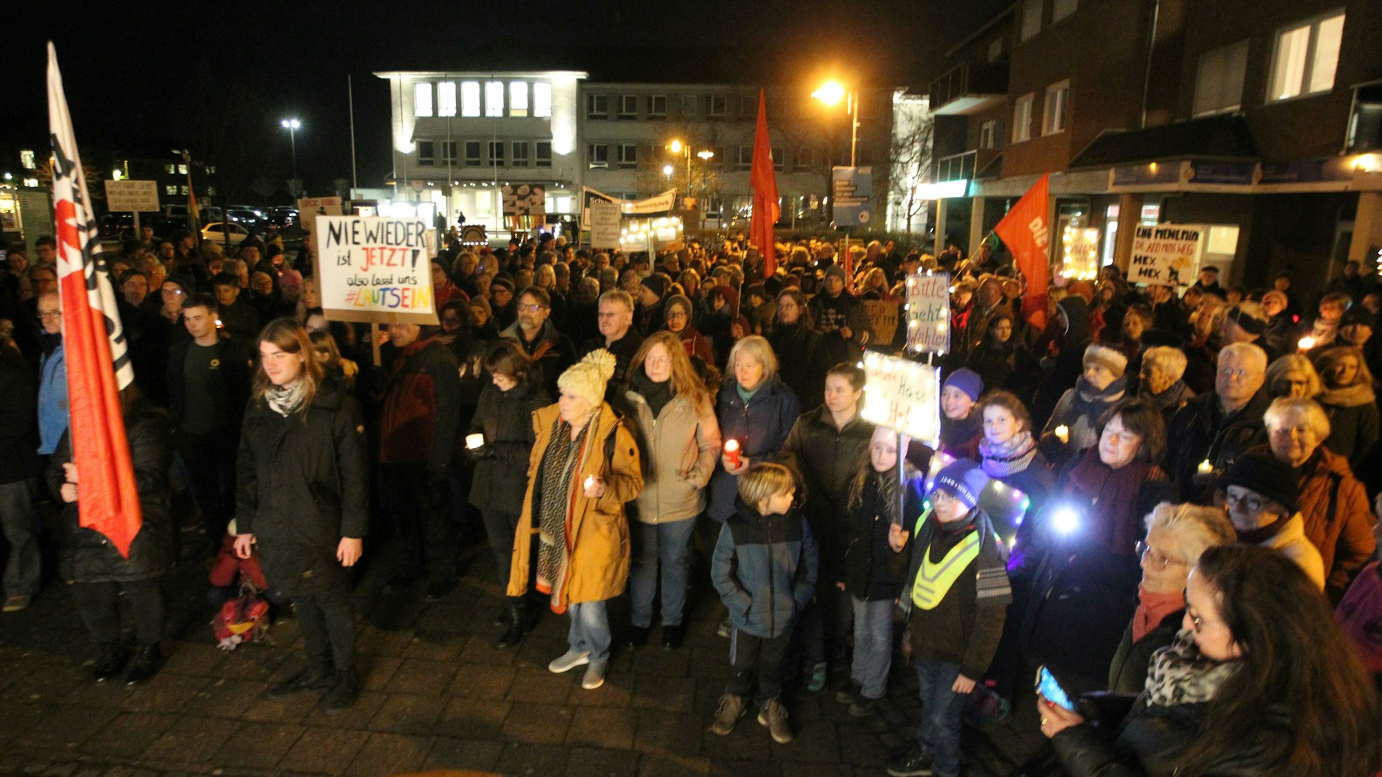 In Niederkassel hat am Mittwoch das Netzwerk "Niederkassel für Demokratie" zu einem Mahnwache aufgerufen.
Rund 300 Menschen versammelten sich auf dem Rathausplatz.