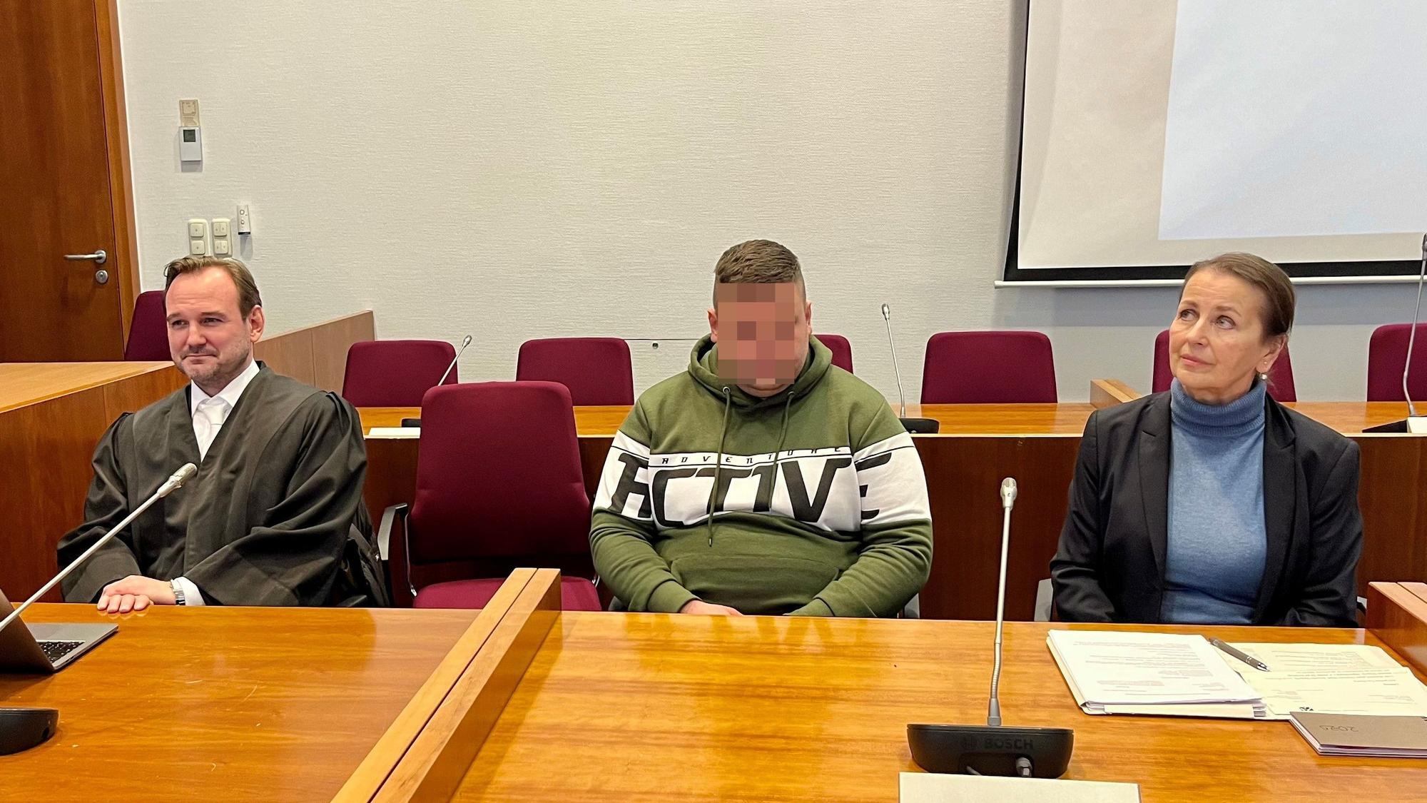 Prozessauftakt vor dem Landgericht in Bonn gegen einen 30-Jährigen, der sich als angebliche Pflegekraft von einer polnischen Agentur hatte vermitteln lassen. In Hennef beraubte und quälte er eine 81-Jährige.