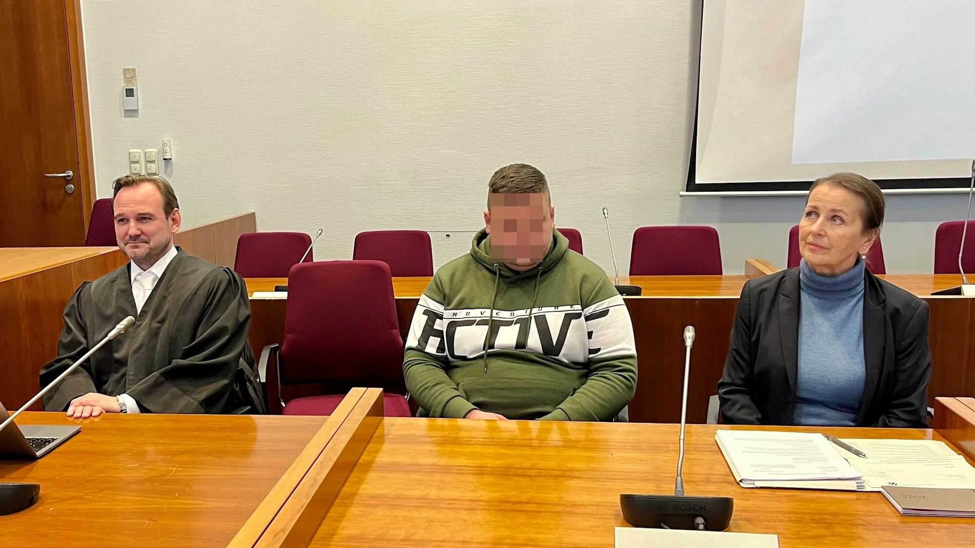 Prozessauftakt vor dem Landgericht in Bonn gegen einen 30-Jährigen, der sich als angebliche Pflegekraft von einer polnischen Agentur hatte vermitteln lassen. In Hennef beraubte und quälte er eine 81-Jährige.