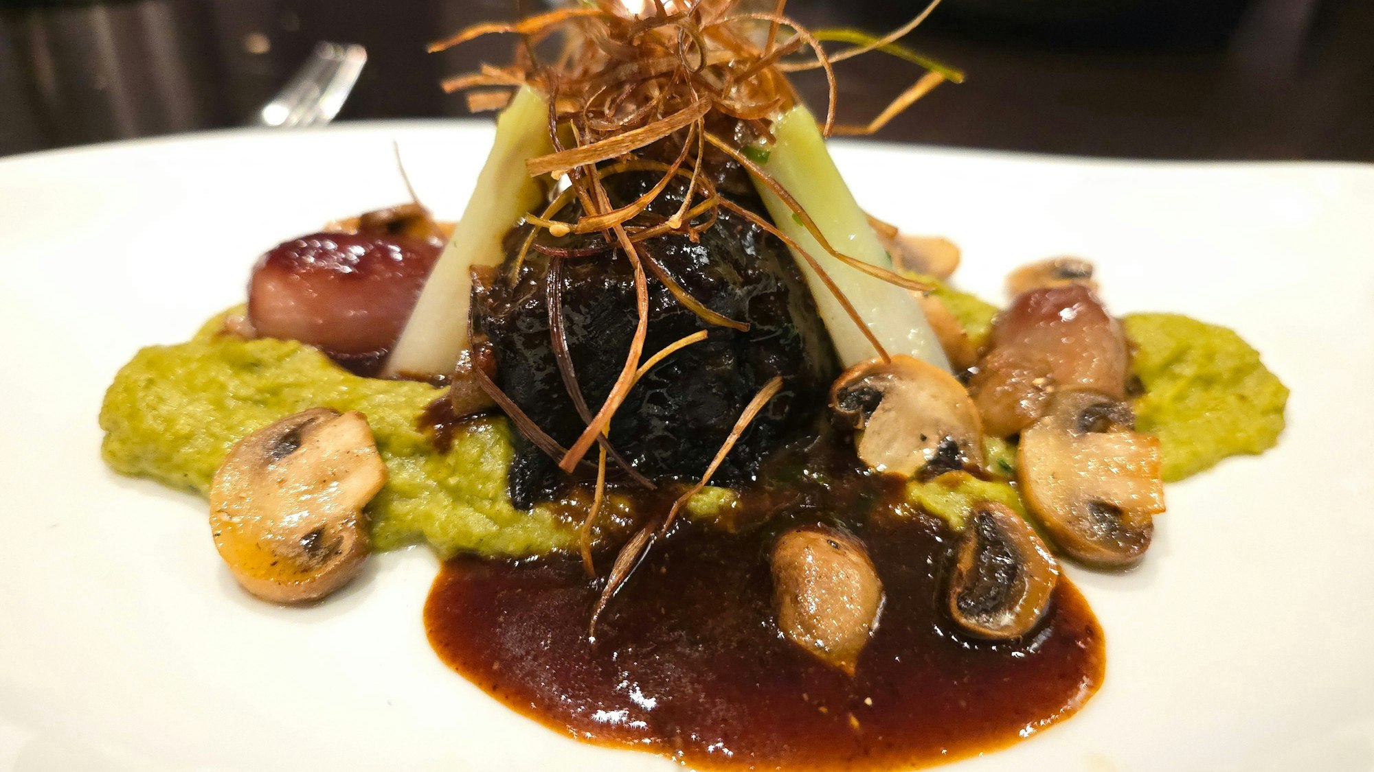 Geschmorte Ochsenbäckchen mit Lauchpüree, Rotweinschalotten und Champignons