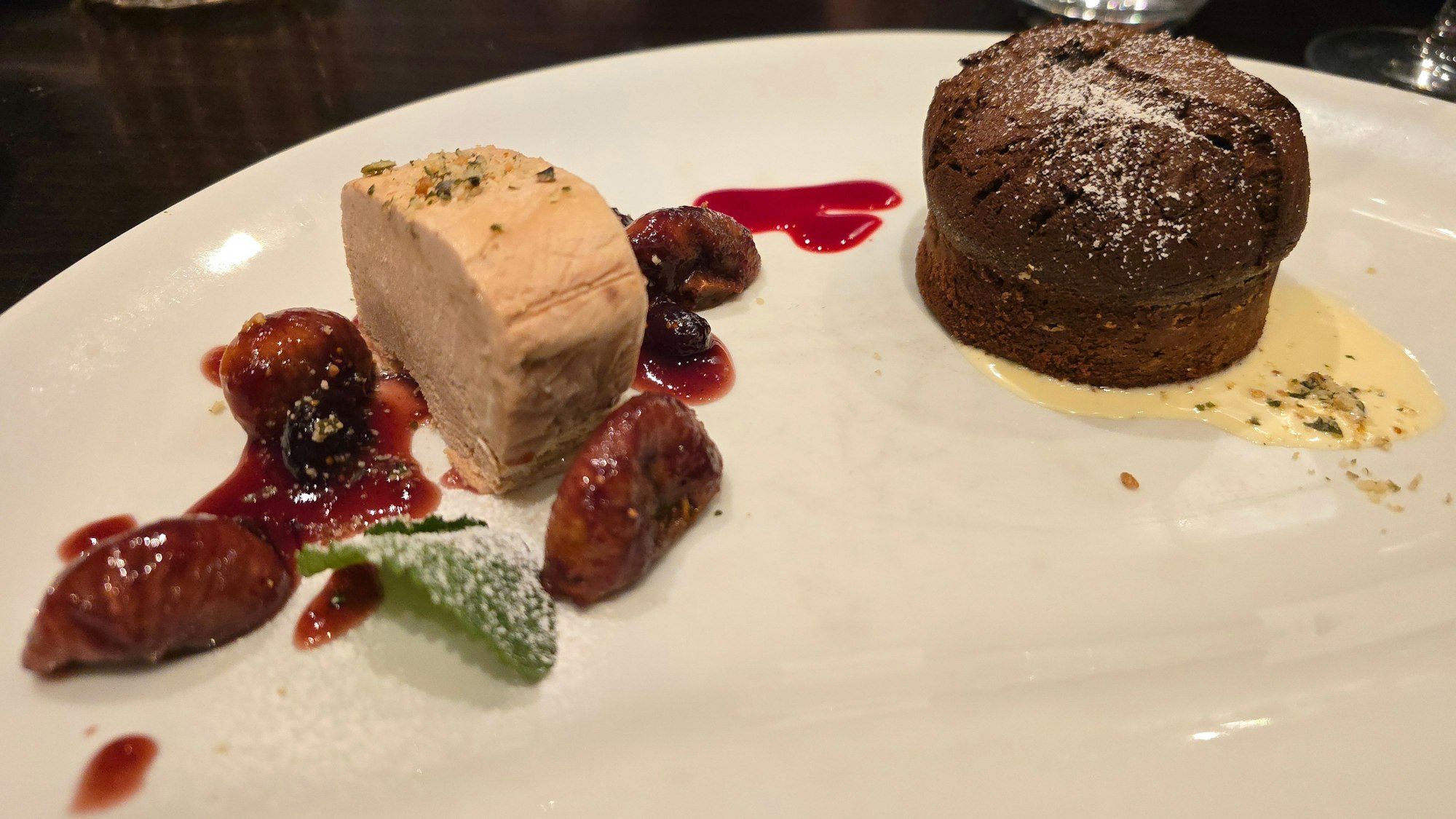 Das Schokoladentörtchen halbflüssig mit Nougatparfait und Feigen