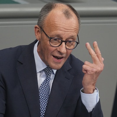29.01.2025, Berlin: Friedrich Merz, CDU-Vorsitzender und Vorsitzender der CDU/CSU-Bundestagsfraktion, antwortet im Bundestag auf die Rede des Bundeskanzlers. Der Bundeskanzler hatte in einer Regierungserklärung Stellung zu aktuellen innenpolitischen Themen wie dem Messerangriff in Aschaffenburg Stellung genommen. Foto: Michael Kappeler/dpa +++ dpa-Bildfunk +++