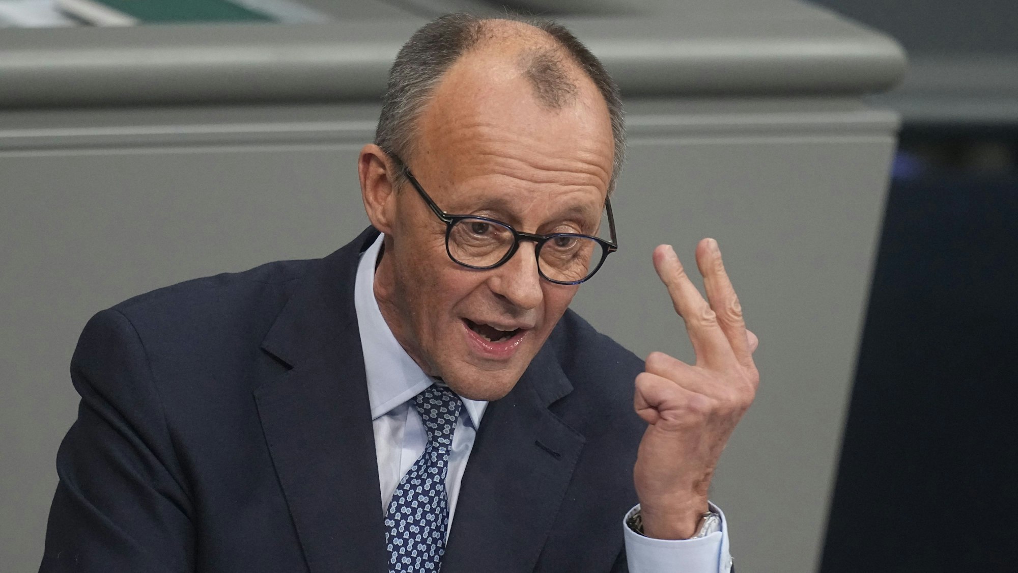 29.01.2025, Berlin: Friedrich Merz, CDU-Vorsitzender und Vorsitzender der CDU/CSU-Bundestagsfraktion, antwortet im Bundestag auf die Rede des Bundeskanzlers. Der Bundeskanzler hatte in einer Regierungserklärung Stellung zu aktuellen innenpolitischen Themen wie dem Messerangriff in Aschaffenburg Stellung genommen. Foto: Michael Kappeler/dpa +++ dpa-Bildfunk +++
