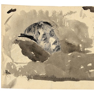 Der Kopf eines Mädchens ist zwischen Tuschflecken zu sehen.