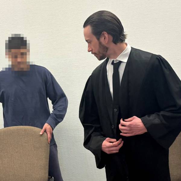 Der Angeklagte mit seinem Verteidiger.
