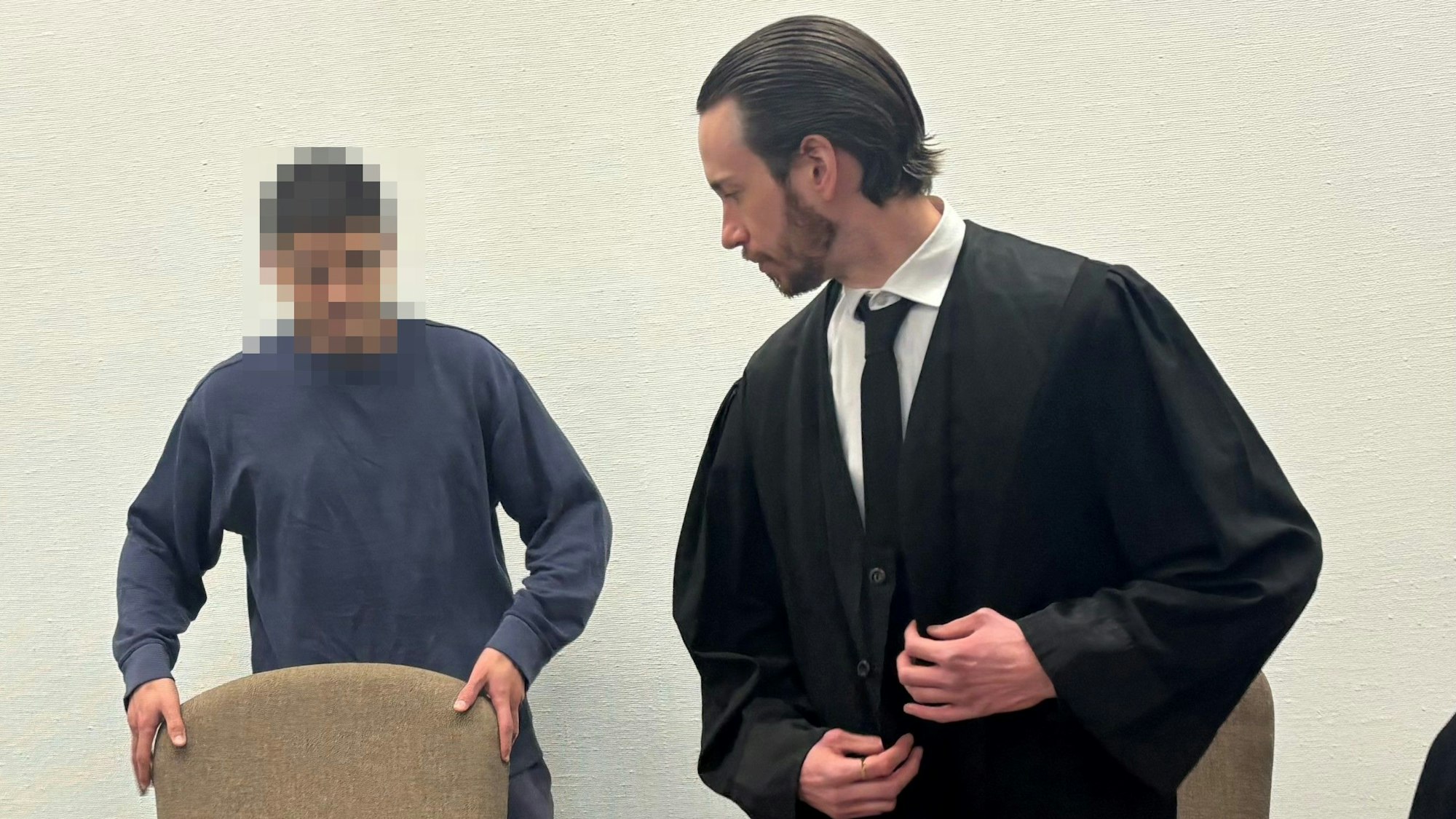 Der Angeklagte mit seinem Verteidiger.