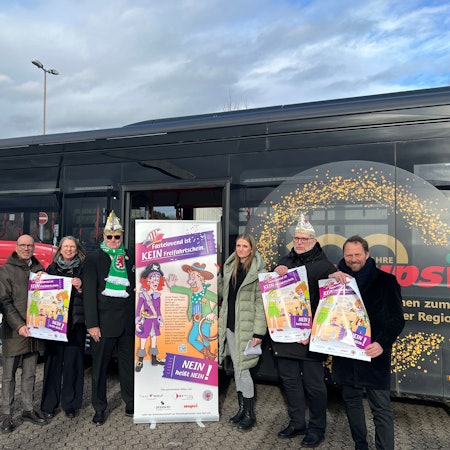 Eine Menschengruppe vor einem Bus