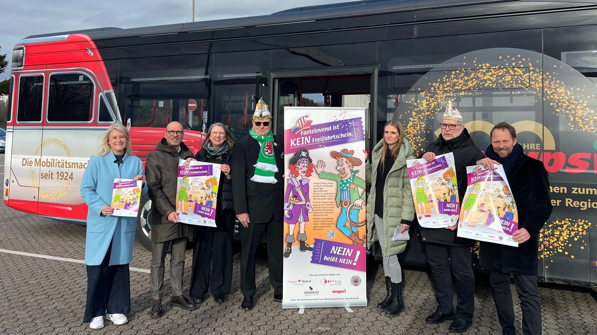 Eine Menschengruppe vor einem Bus