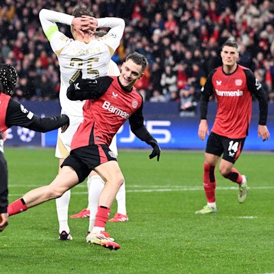 Florian Wirtz (M.) bejubelt sein Tor zum 1:0.