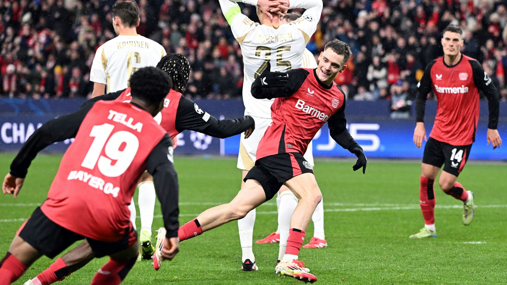 Florian Wirtz (M.) bejubelt sein Tor zum 1:0.