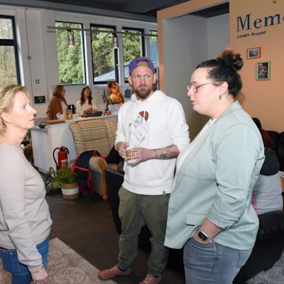 Mehrere Personen in einem gemeinsamen Gespräch.