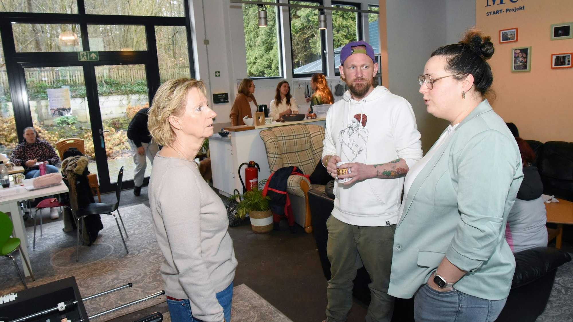 Mehrere Menschen beraten sich in einer Bildungswerkstatt.