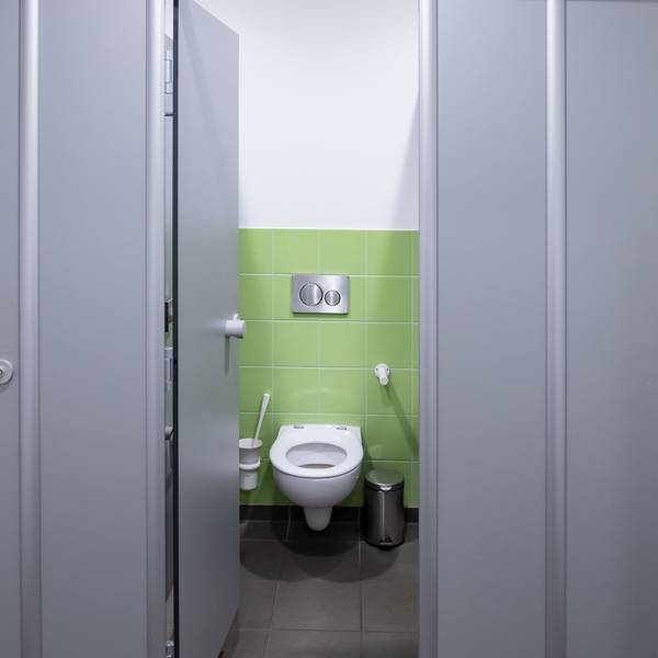 Das Bild zeigt eine moderne Toilettenanlage.(Symbolbild)