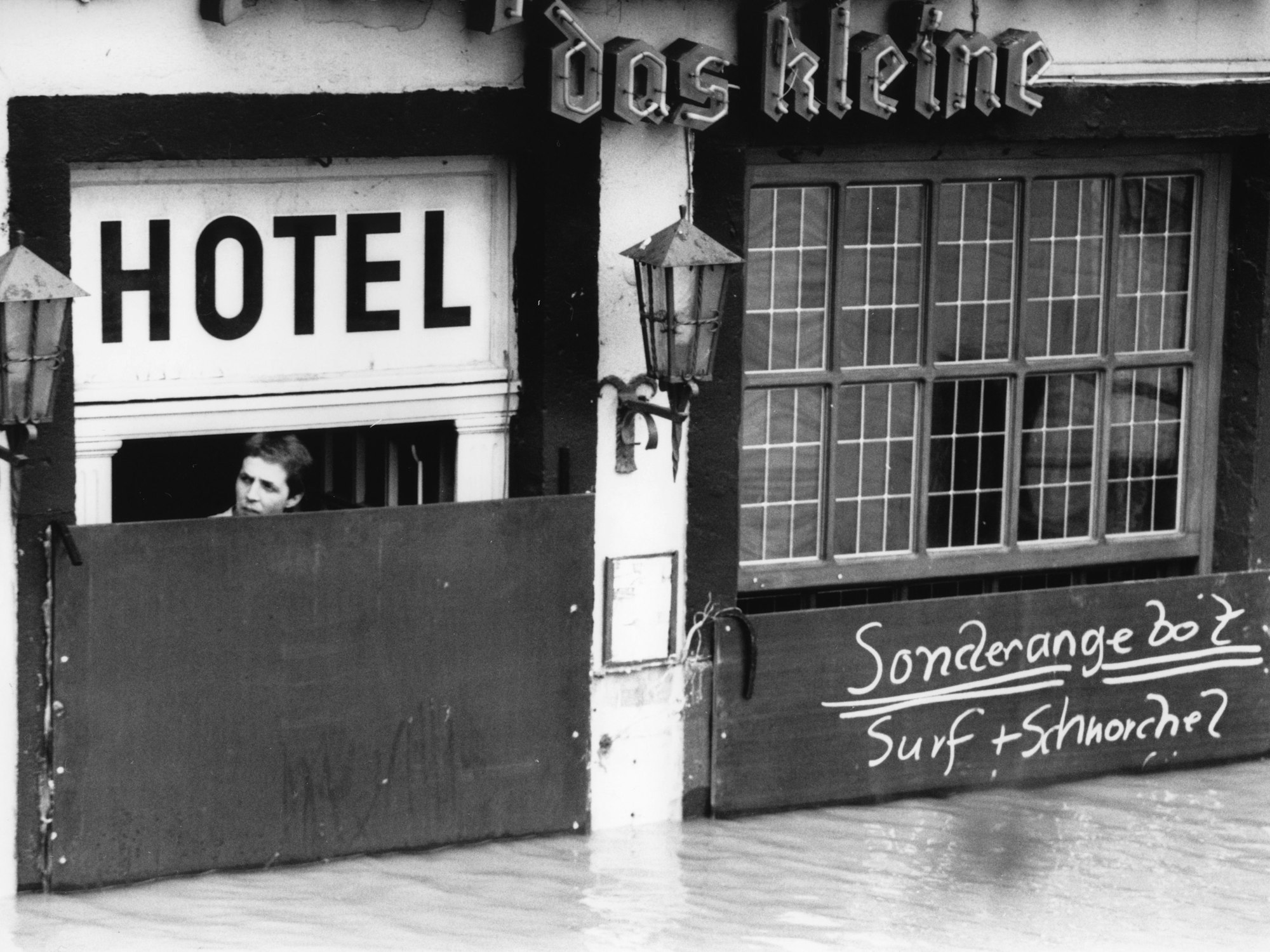 Der Versuch, sich zu gut wie möglich gegen die Wassermassen zu schützen.