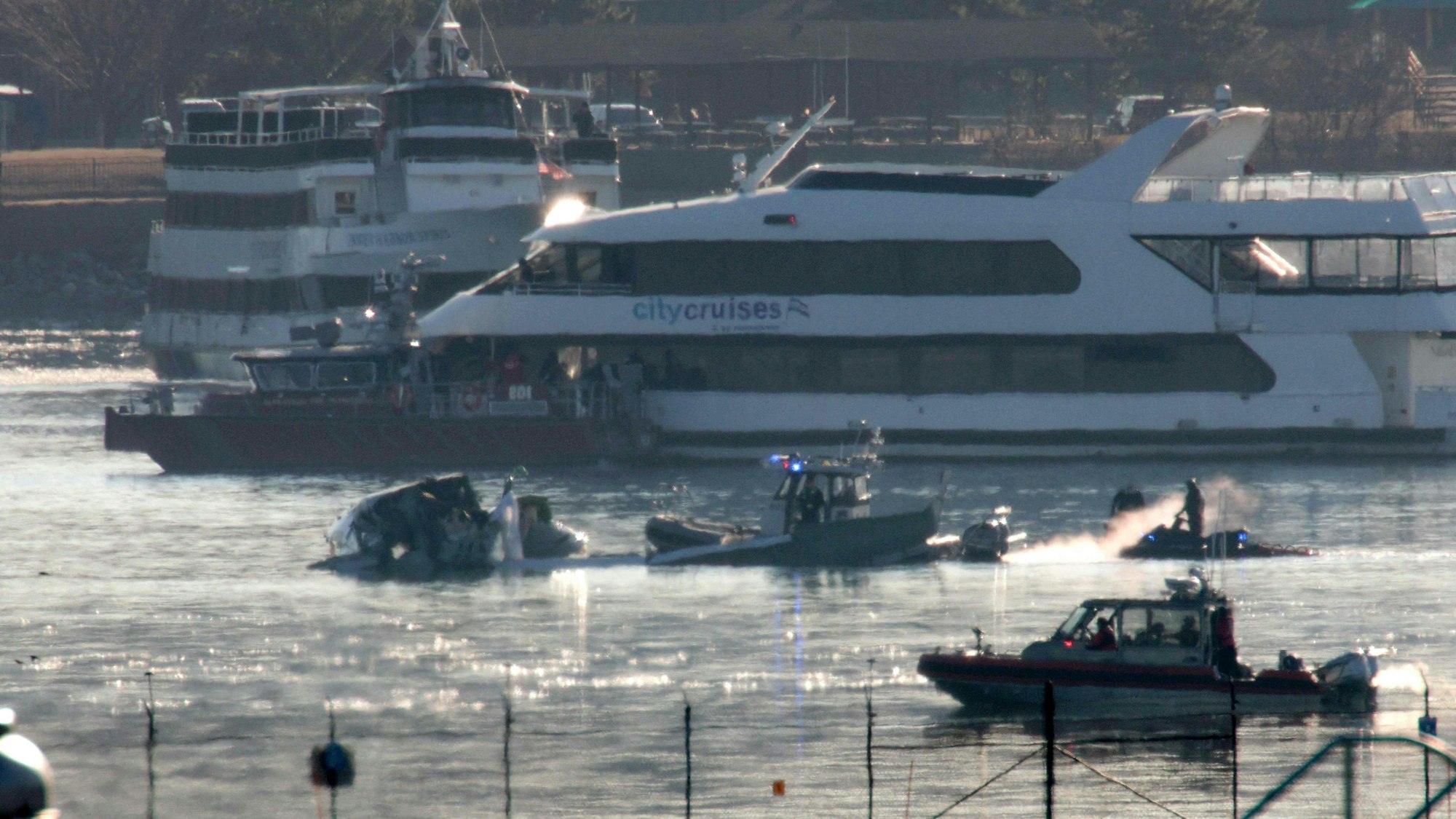 Rettungskräfte suchen im Fluss Potomac nach Überlebenden, nachdem am Mittwochabend ein Flugzeug der American Airlines in der Luft mit einem Helikopter kollidiert war.
