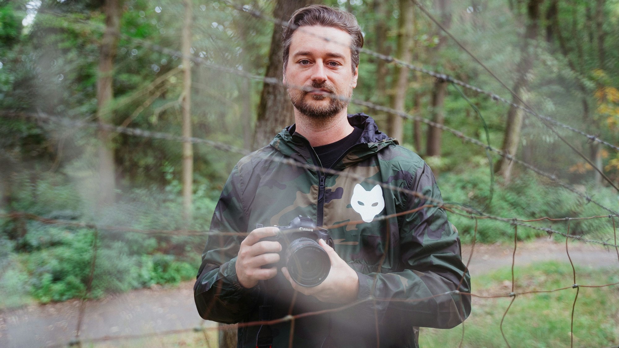 Die Tierschutzorgaanisation Aninova aus Sankt Augustin deckt Fälle vvon Tierquäleereei und Missstände in Betrieben deutschlandweit auf.
Vorstandsvorsitzender Jan Peifer vor dem Gelände des Schweinehochhauses in Sachsen-Anhalt.