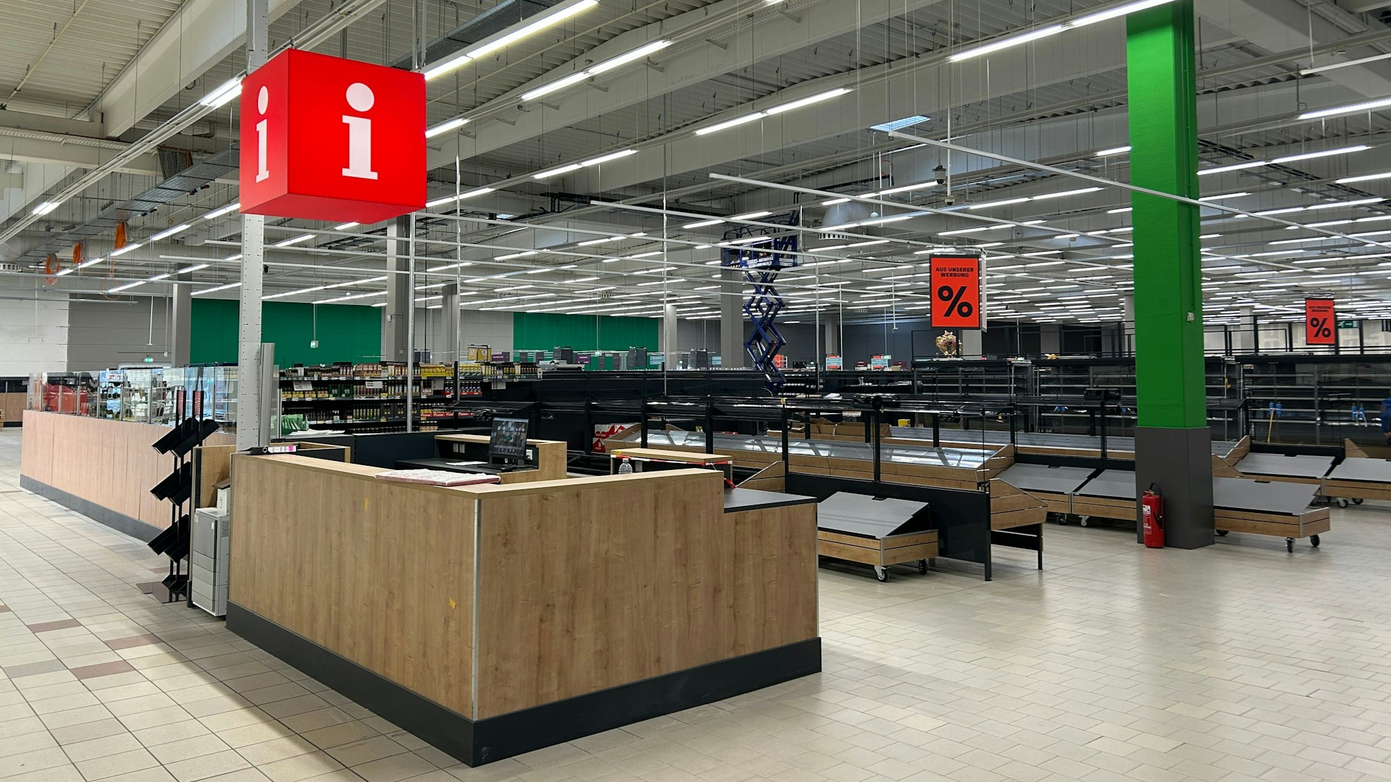 Zu sehen ist die noch im Umbau befindliche künftige Kaufland-Fililale in Bedburg mit leeren Regalen und Theken.