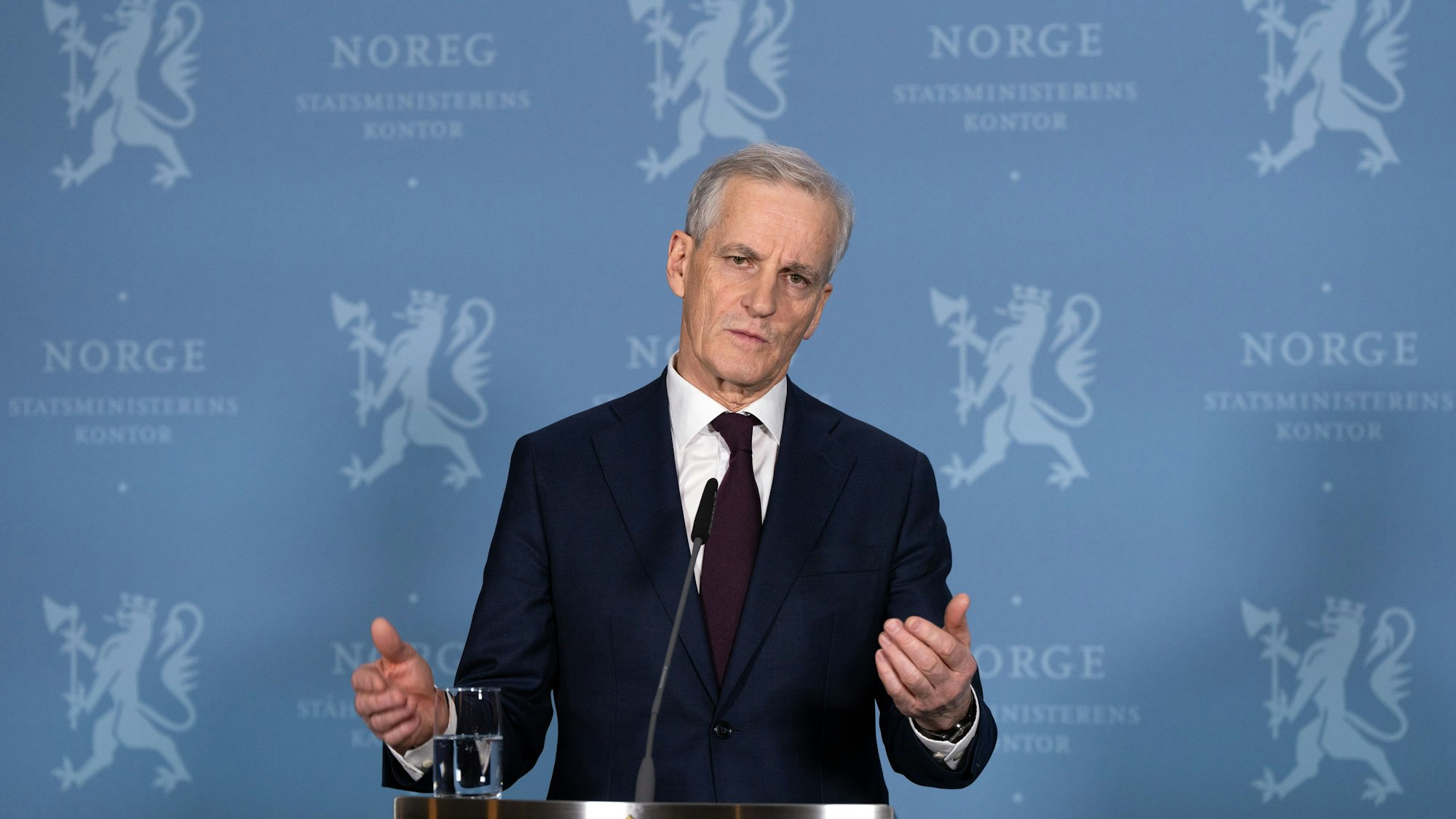 Der norwegische Ministerpräsident Jonas Gahr Støre (Arbeiterpartei) spricht während einer Pressekonferenz im Regierungssitz in Oslo.