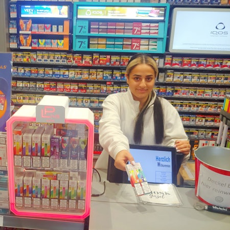 Kioskinhaberin Ceyda Güzel zeigt eine Auswahl der in ihrem Laden in Mülheim erhältlichen Einweg-E-Zigaretten.