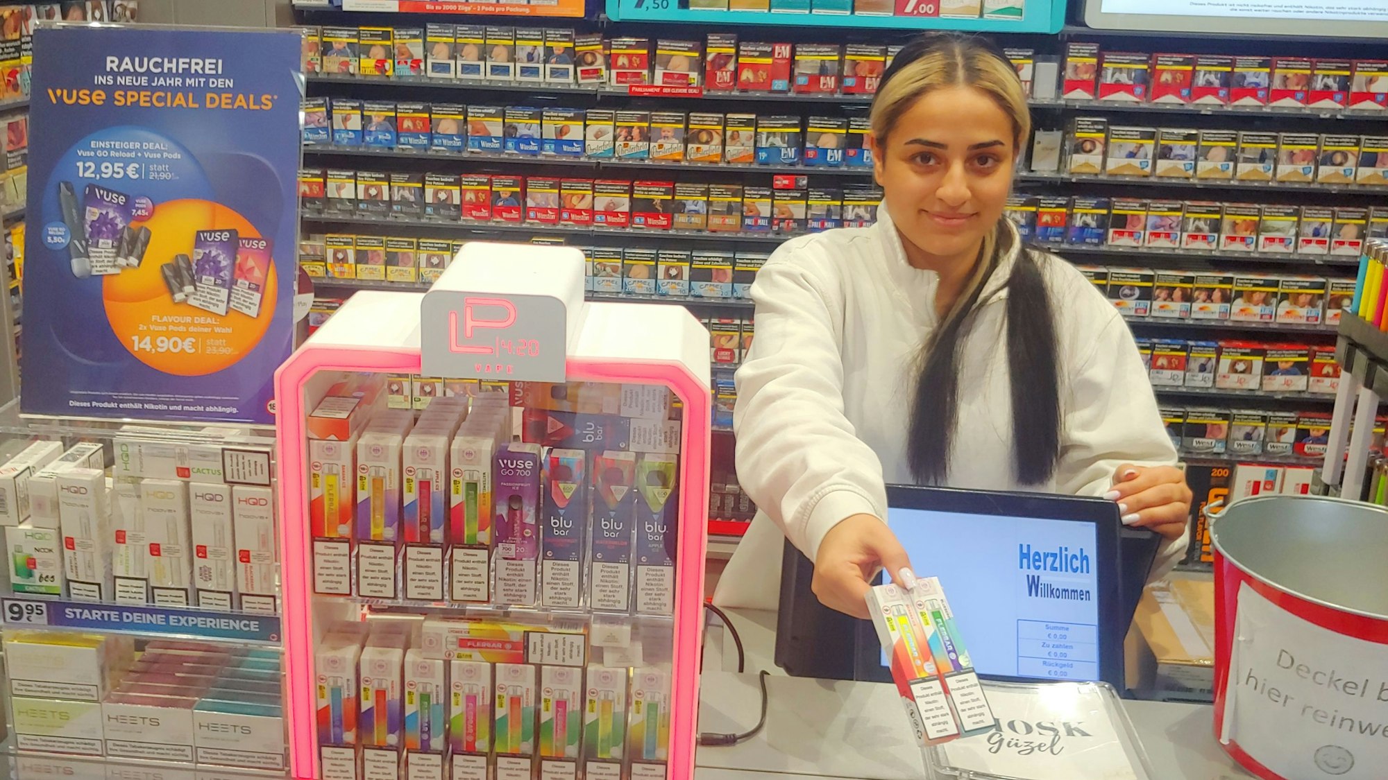 Kioskinhaberin Ceyda Güzel zeigt eine Auswahl der in ihrem Laden in Mülheim erhältlichen Einweg-E-Zigaretten.