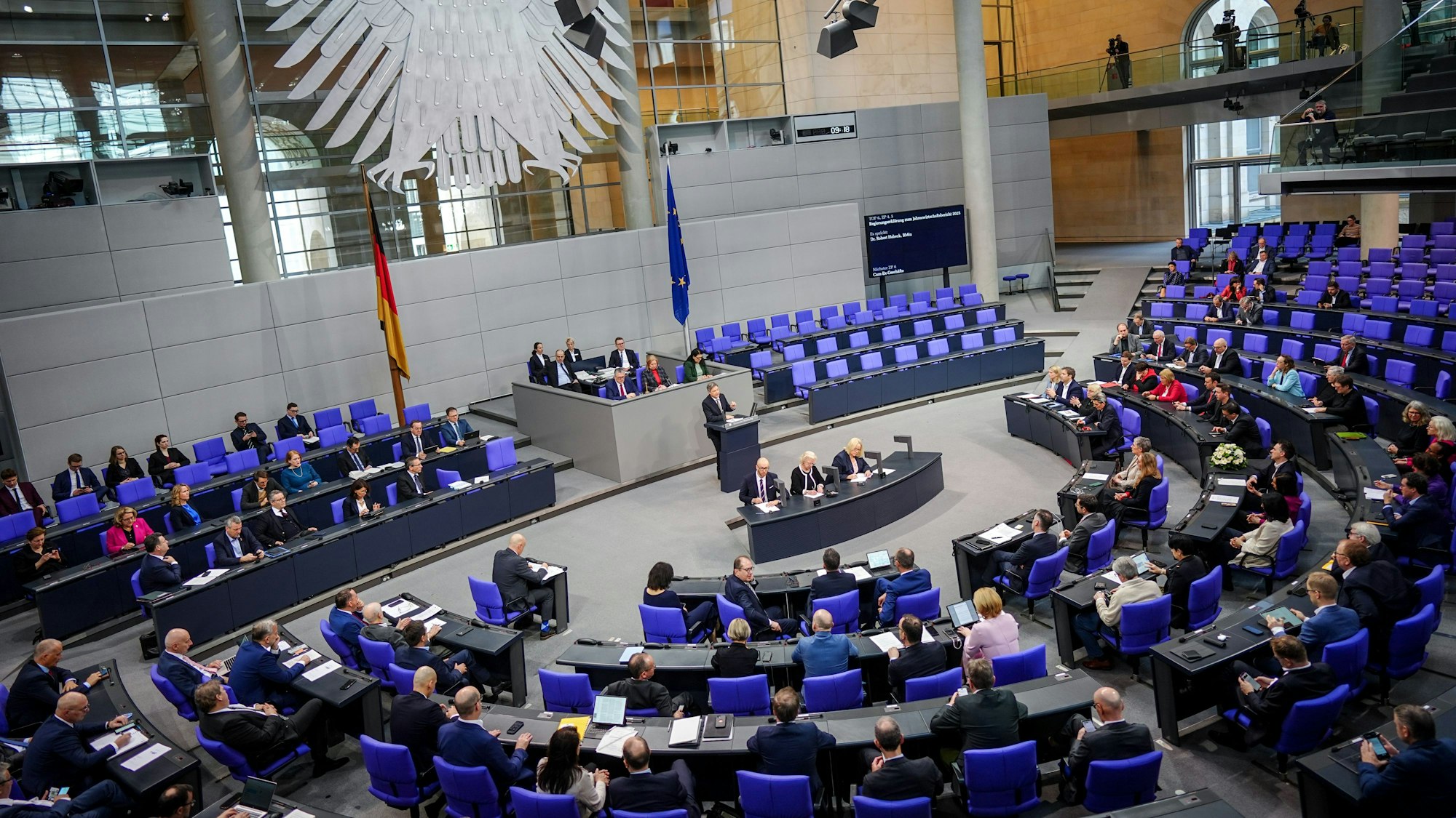 Robert Habeck (Bündnis 90/Die Grünen) gibt im Plenum des Bundestags im Reichstagsgebäude eine Regierungserklärung ab.