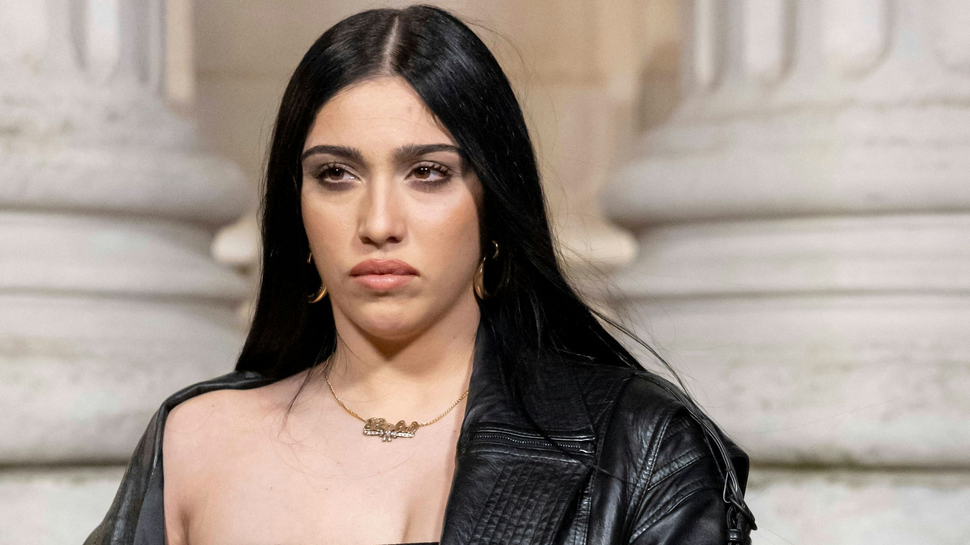 Madonnas Tochter Lourdes zeigte sich bei der Pariser Fashion Week betont freizügig.