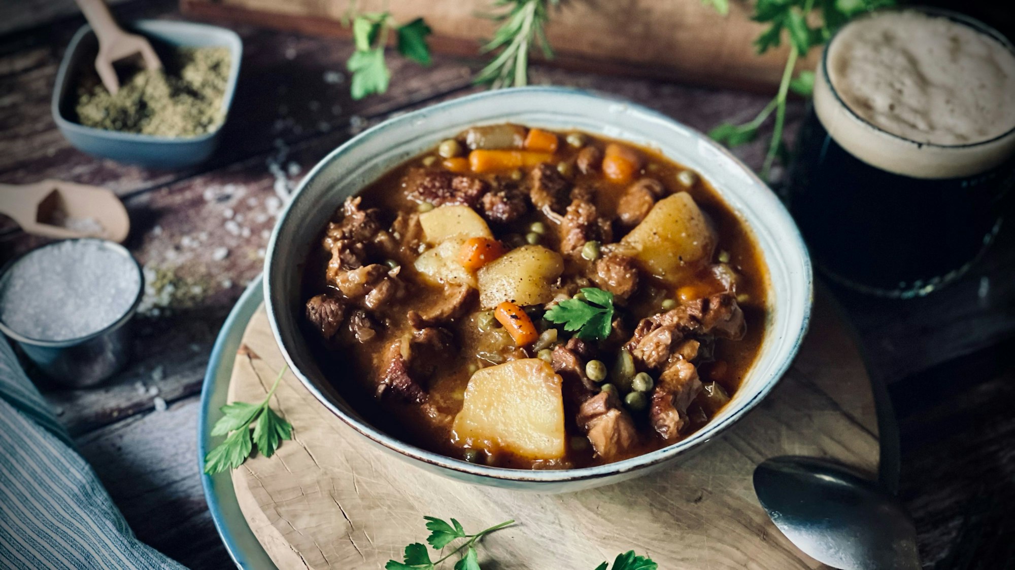 Irish Stew kommt aus dem Herd oder dem Ofen? Nicht unbedingt, das Gericht eignet sich auch für das Wintergrillen. ACHTUNG: Foto nur zur redaktionellen Verwendung im Zusammenhang mit dem genannten Text und nur bei vollständiger Nennung des vorstehenden Credits.