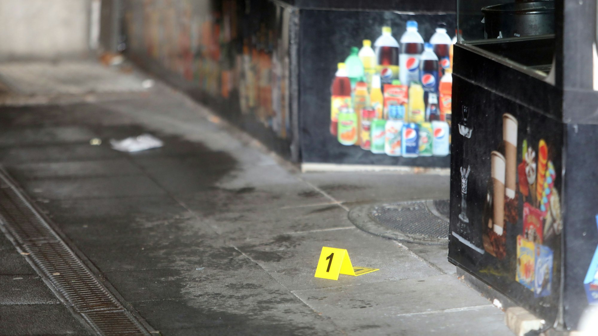 Die Polizei sicherte in der Nacht Spuren am Tatort in Köln-Ostheim.
