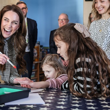 Prinzessin Kate, Schirmherrin des Ty Hafan Children's Hospice, bemalt die Hand der vierjährigen Maggie bei einem Besuch des Hospizes in Sully bei Cardiff in Südwales.