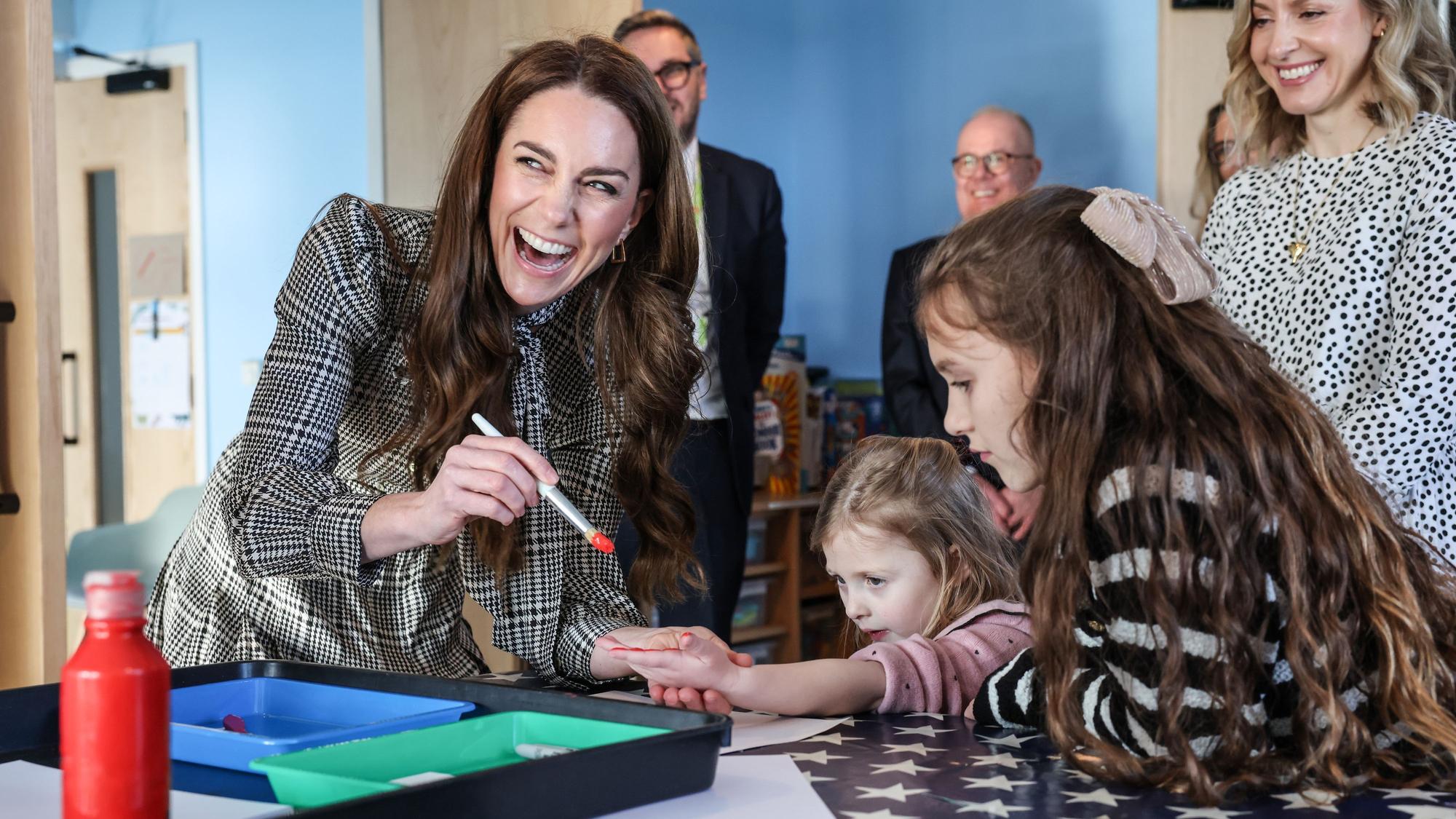 Prinzessin Kate, Schirmherrin des Ty Hafan Children's Hospice, bemalt die Hand der vierjährigen Maggie bei einem Besuch des Hospizes in Sully bei Cardiff in Südwales.