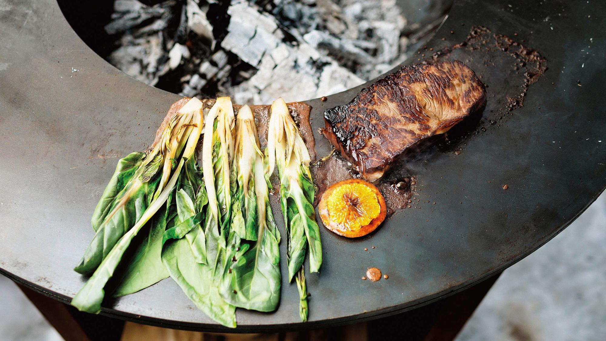 Zutaten wie Sojasauce, Misopaste und japanische Mayonnaise verleihen dem Steak Tataki einen asiatischen Touch. ACHTUNG: Foto nur zur redaktionellen Verwendung im Zusammenhang mit dem genannten Text und nur bei vollständiger Nennung des vorstehenden Credits.