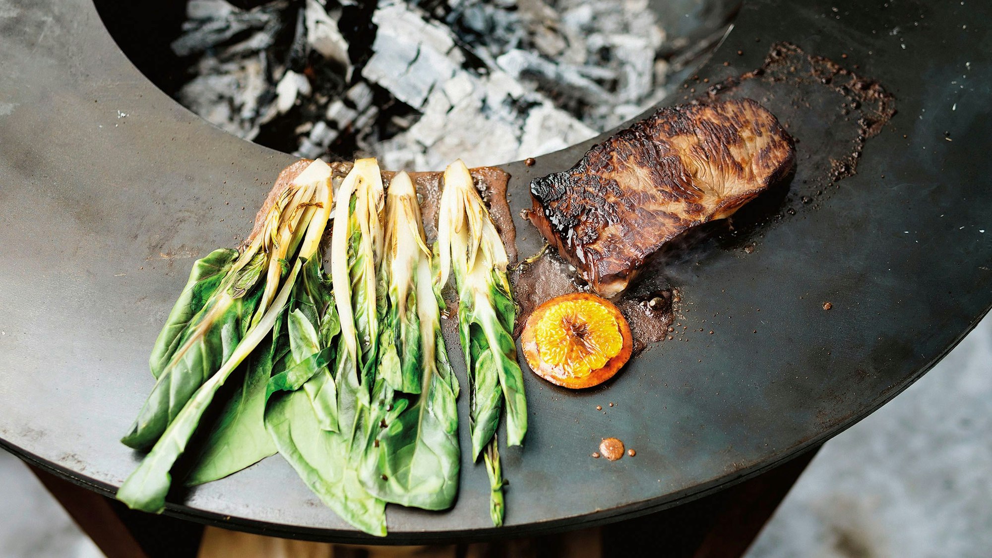 Zutaten wie Sojasauce, Misopaste und japanische Mayonnaise verleihen dem Steak Tataki einen asiatischen Touch. ACHTUNG: Foto nur zur redaktionellen Verwendung im Zusammenhang mit dem genannten Text und nur bei vollständiger Nennung des vorstehenden Credits.