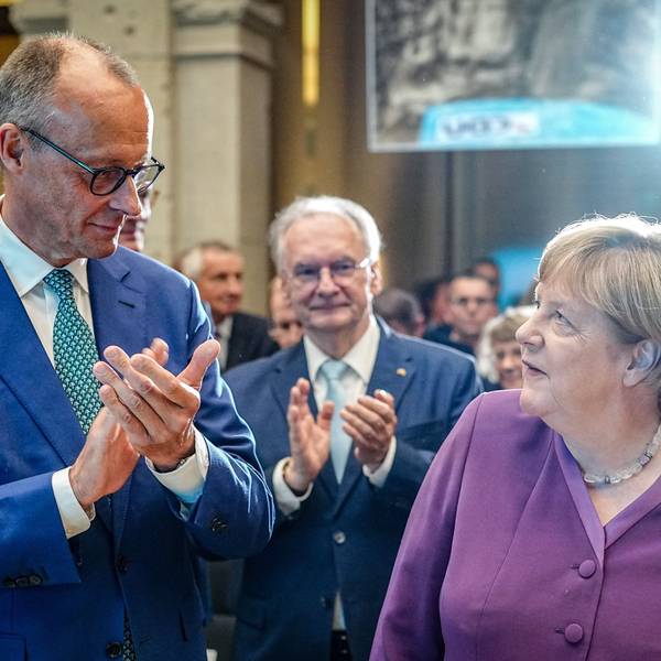 25.09.2024, Berlin: Angela Merkel und Friedrich Merz, CDU-Bundesvorsitzender und Unionsfraktionsvorsitzender, nehmen am Berliner Gespräch Spezial zum 70. Geburtstag der früheren Bundeskanzlerin teil. Foto: Kay Nietfeld/dpa +++ dpa-Bildfunk +++