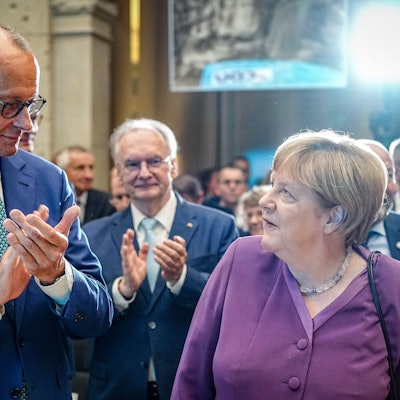 25.09.2024, Berlin: Angela Merkel und Friedrich Merz, CDU-Bundesvorsitzender und Unionsfraktionsvorsitzender, nehmen am Berliner Gespräch Spezial zum 70. Geburtstag der früheren Bundeskanzlerin teil. Foto: Kay Nietfeld/dpa +++ dpa-Bildfunk +++