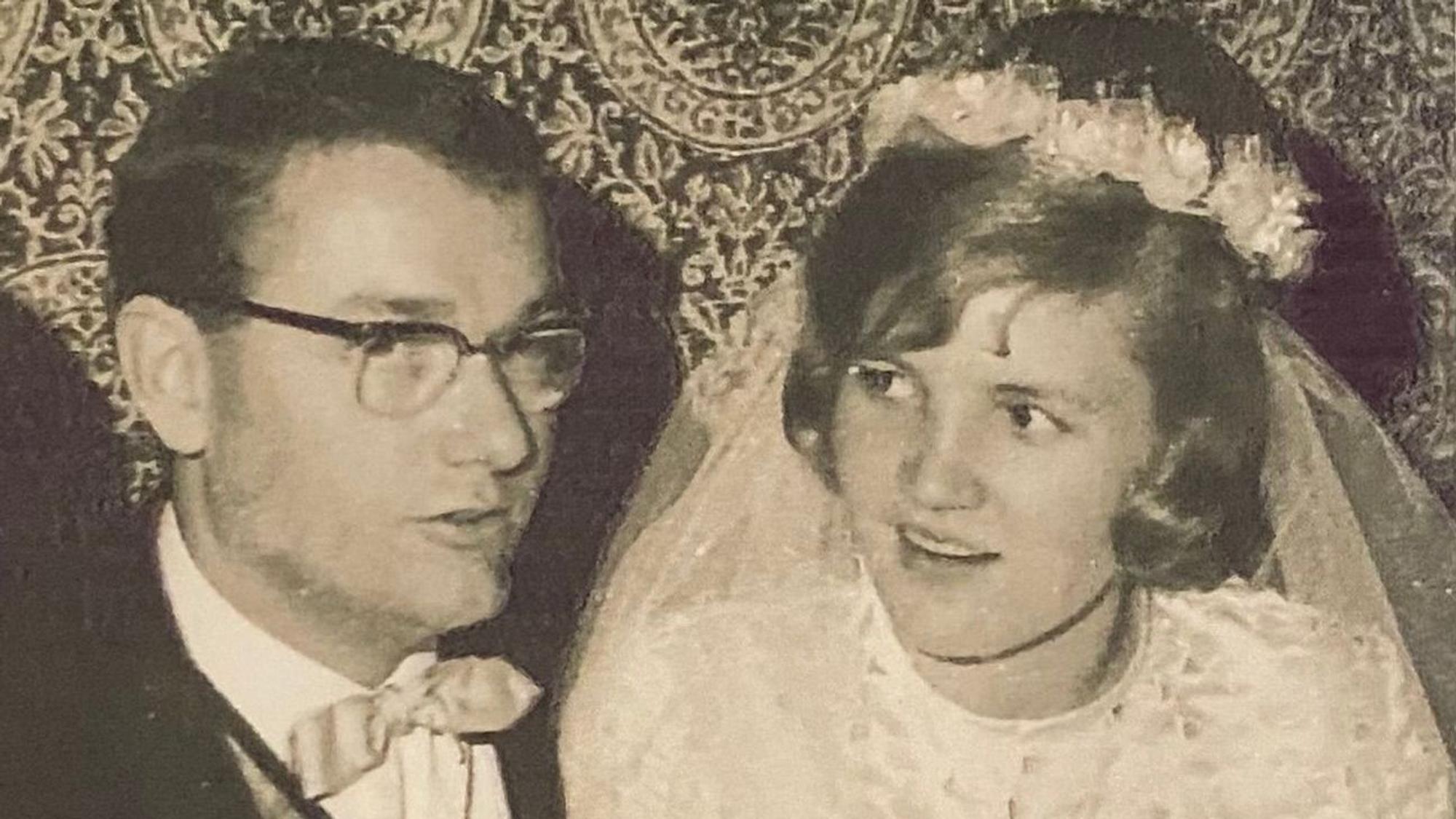 Zu sehen ist ein Brautpaar bei der Hochzeit in schwarz-weiß.