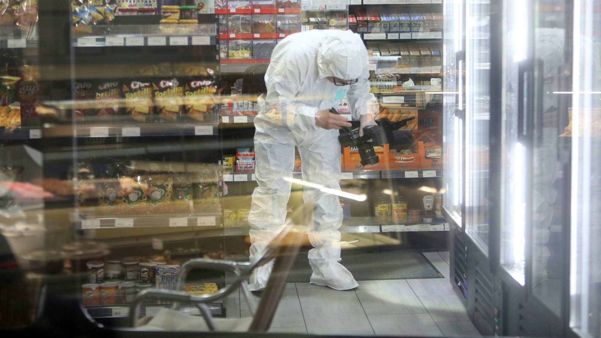Die Polizei sicherte in der Nacht Spuren am Tatort in Köln-Ostheim.