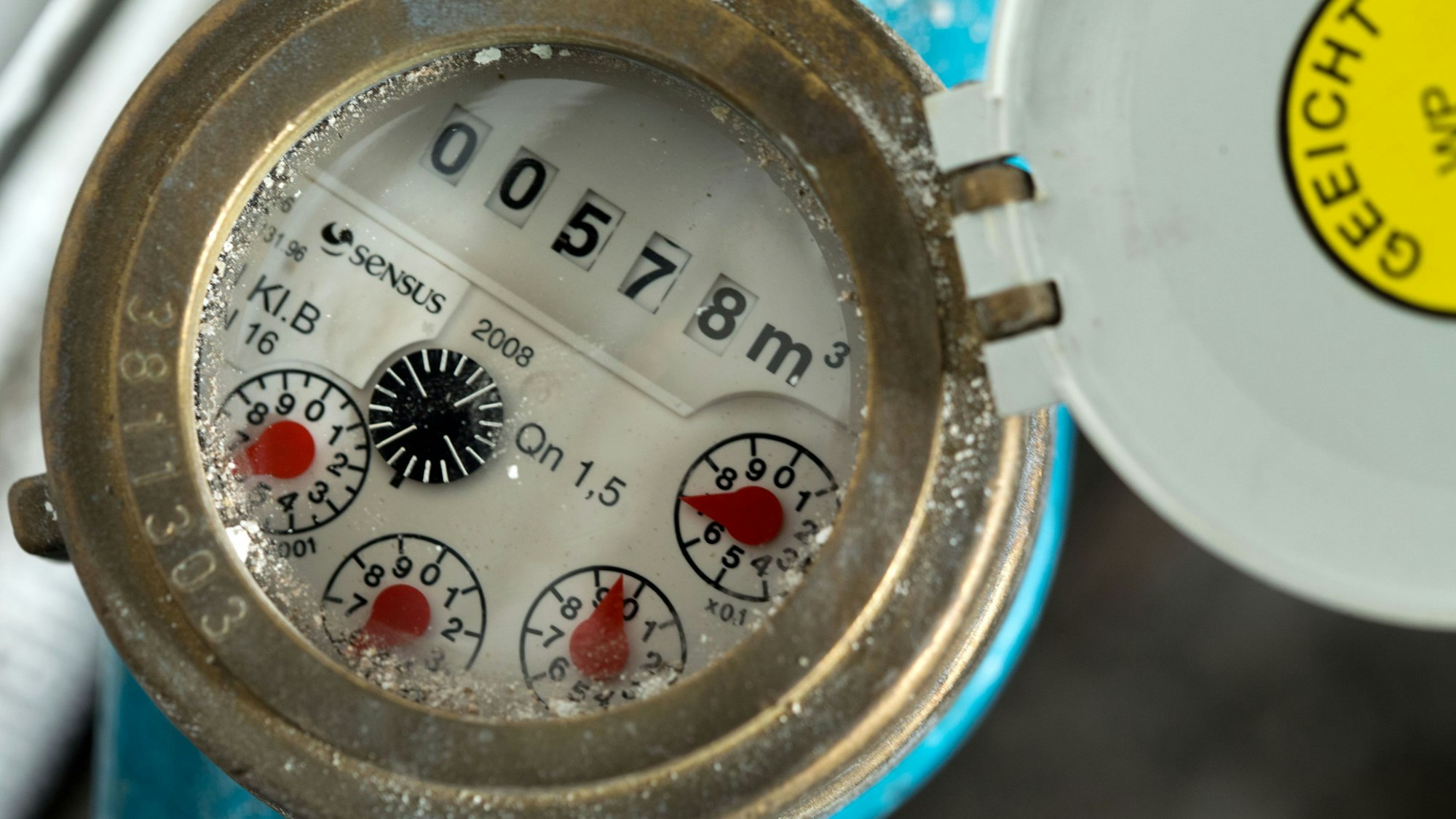 Eine Wasseruhr ist im Keller eines Privathauses zu sehen. Im Kreis Euskirchen sind derzeit Betrüger unterwegs, die sich als Mitarbeiter eines Wasserwerks ausgeben.