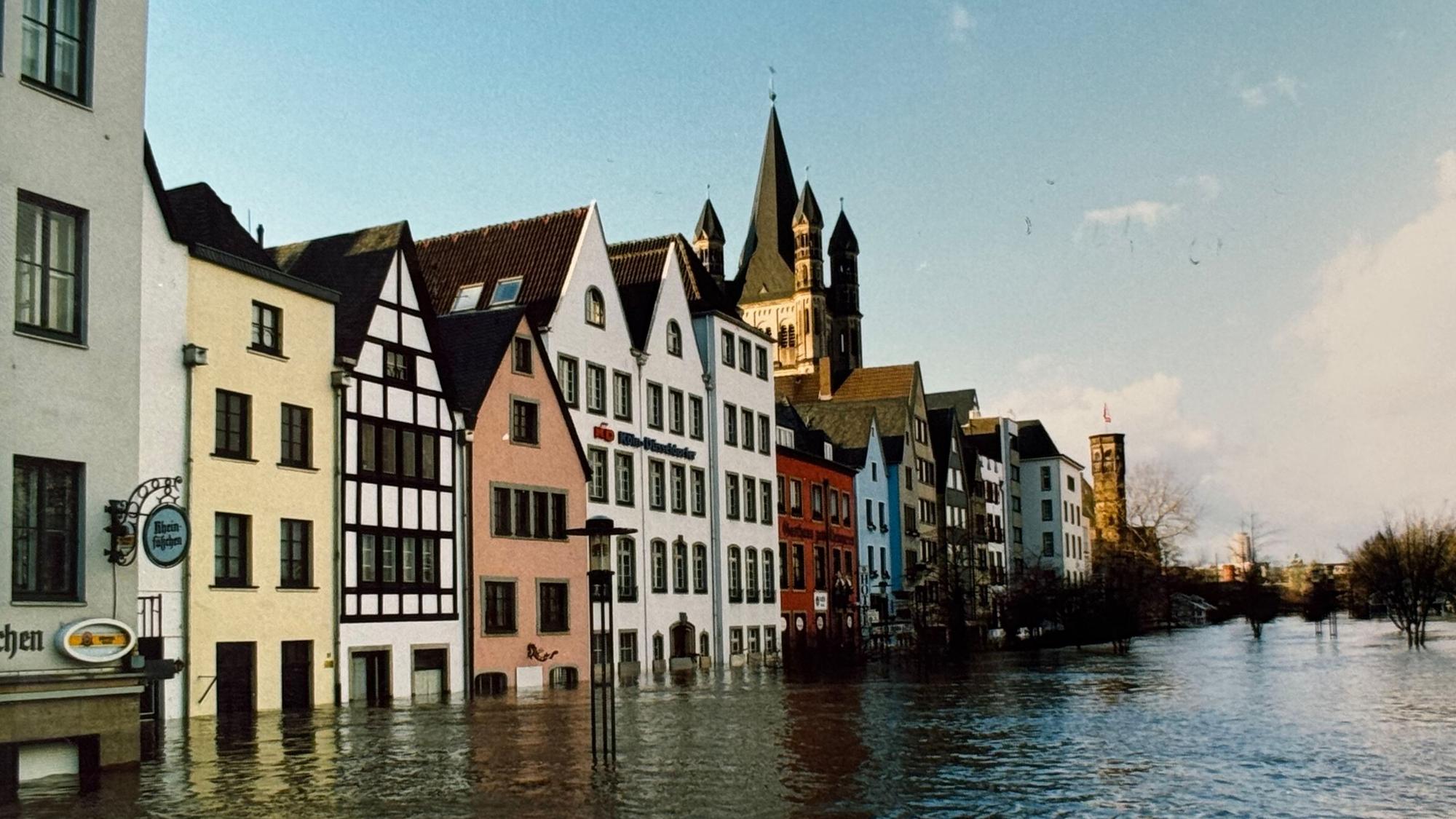 Köln 1995, Hochwasser in der Alstadt. Foto: Walter Schiestel