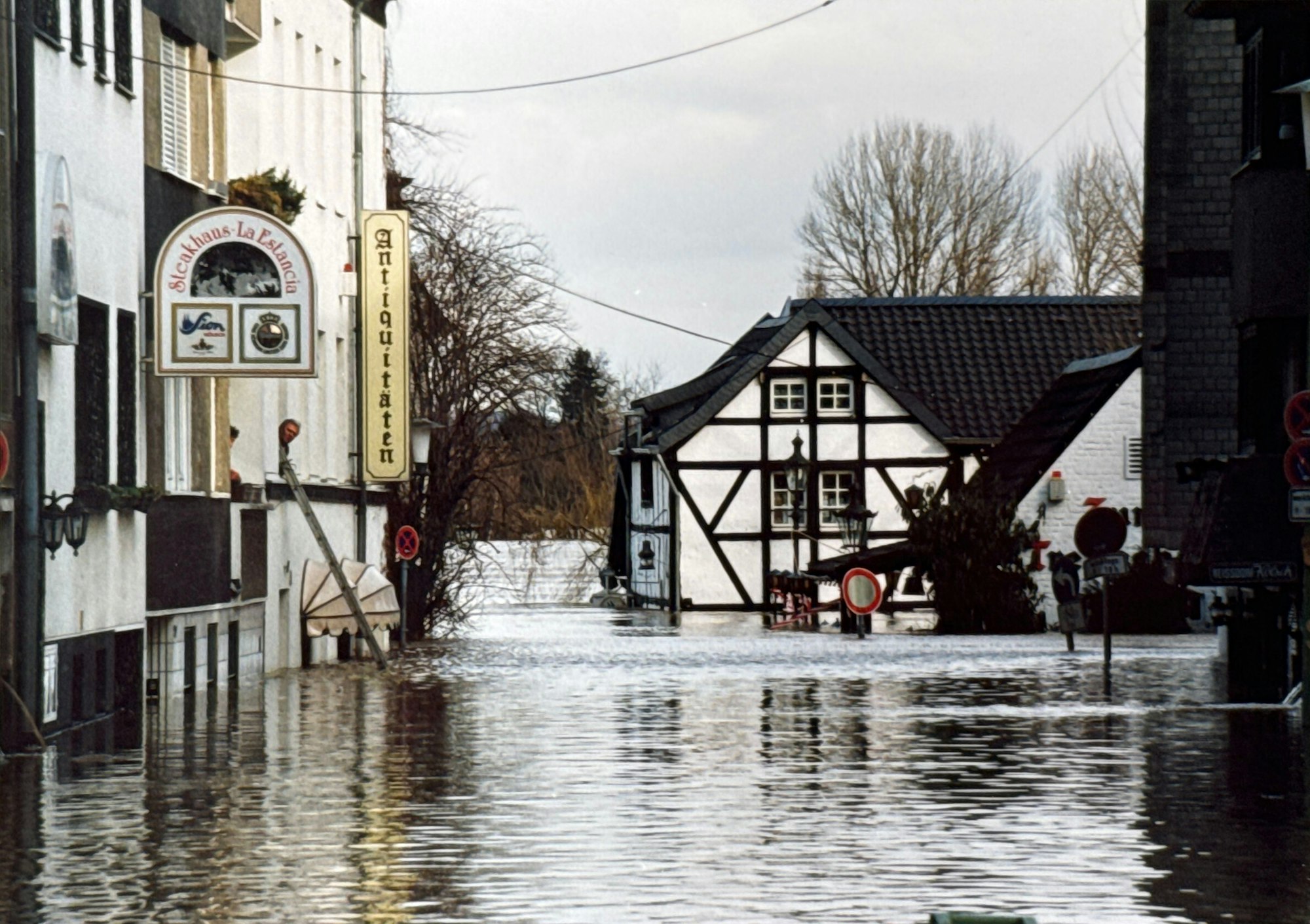 30.01.1995, Köln: Hochwasser in Rodenkirchen. Blick in die Kirchstraße mit dem Restaurant „Zum Treppchen“ am Ende der Straße. Foto: Walter Schiestel